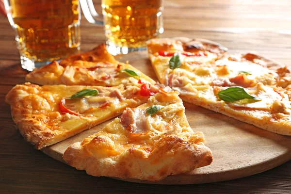 Smakelijke Pizza met bier — Stockfoto