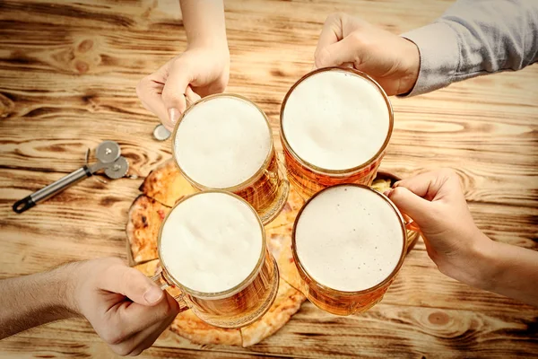 Gente bebiendo cerveza — Foto de Stock