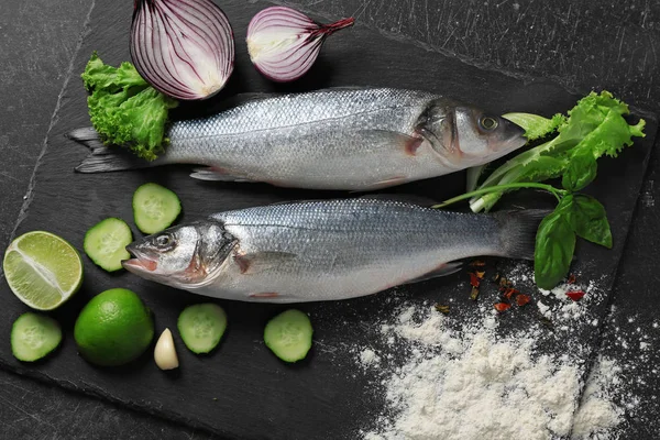 Roher Fisch mit Gewürzen — Stockfoto