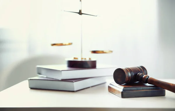 Атрибуты правосудия на деревянном столе — стоковое фото