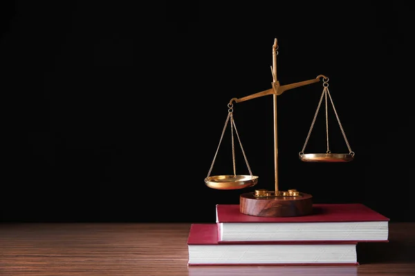Justice attributes on wooden table — Stock Photo, Image