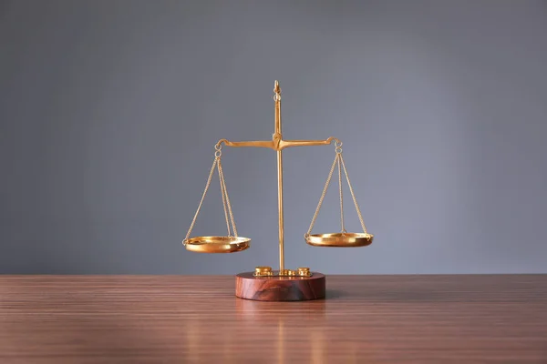 Atributo de justiça na mesa de madeira — Fotografia de Stock