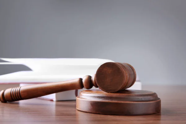 Justice attributes on wooden table — Stock Photo, Image