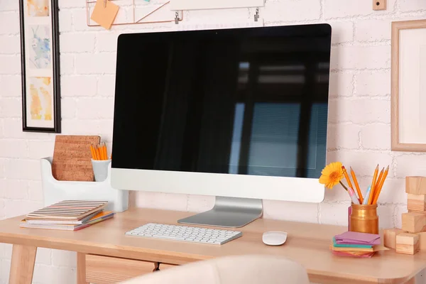 Lugar de trabajo moderno con ordenador — Foto de Stock