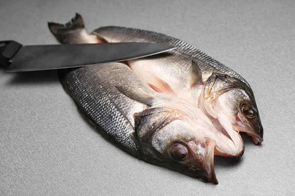 Tuoreet kalat veitsen kanssa — kuvapankkivalokuva