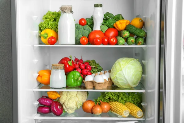 Buka kulkas penuh sayuran — Stok Foto