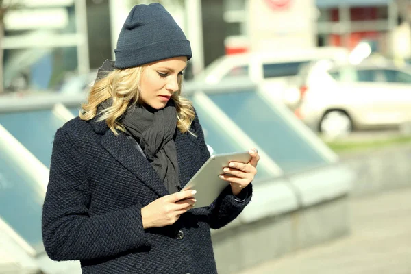 Young woman with tablet — Stock Photo, Image