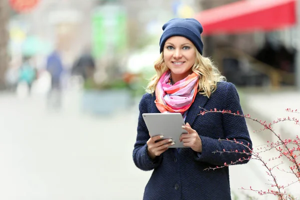 Young woman on city street — Stock Photo, Image