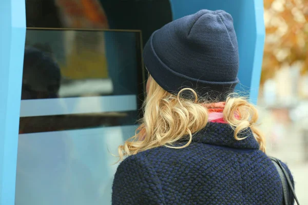 Jonge vrouw op stad straat — Stockfoto