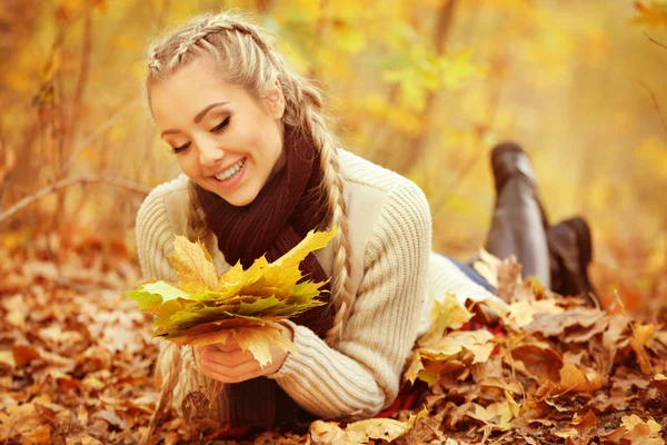 Piękna dziewczyna z pęczek liści — Zdjęcie stockowe