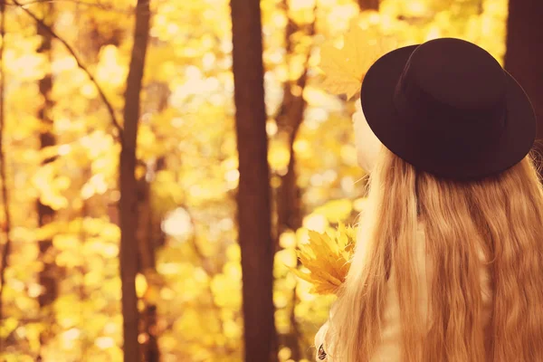 Красивая девушка с кучей листьев — стоковое фото