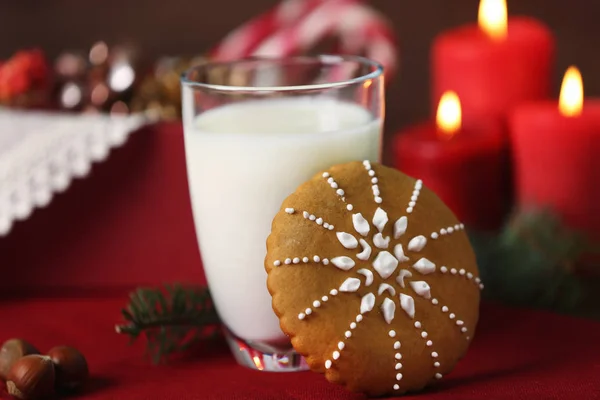 Tasse de lait et biscuit de Noël — Photo