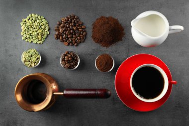 Gri arka plan üzerinde kahve kompozisyon