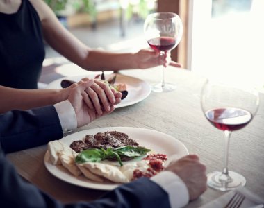 Erkek ve kadın el ele tutuşuyor