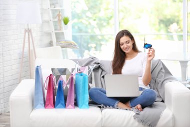 genç kadın online alışveriş yapma