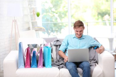 Genç adam online alışveriş yapma