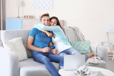 Online alışveriş yapma ile Çift