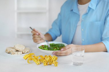 Salata yiyen kadın