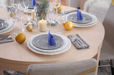 Noel yemeği için servis edilen masa.