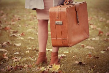 bavul bir sonbahar parkta kadınla