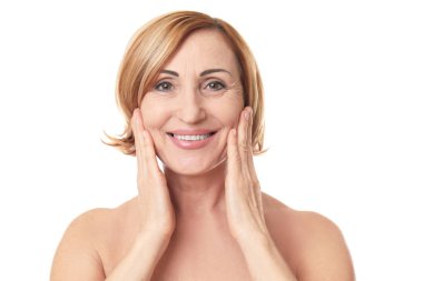 üst düzey kadın yüzüne dokunmak