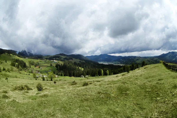 Зеленые холмы в горах — стоковое фото