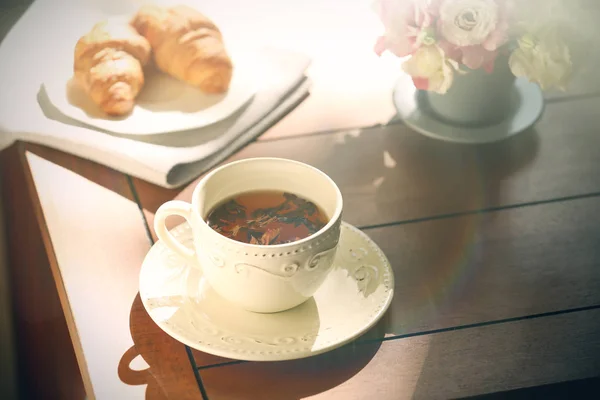 Tasse Tee mit Croissants — Stockfoto