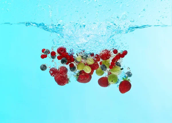 Berries falling into water — Stock Photo, Image