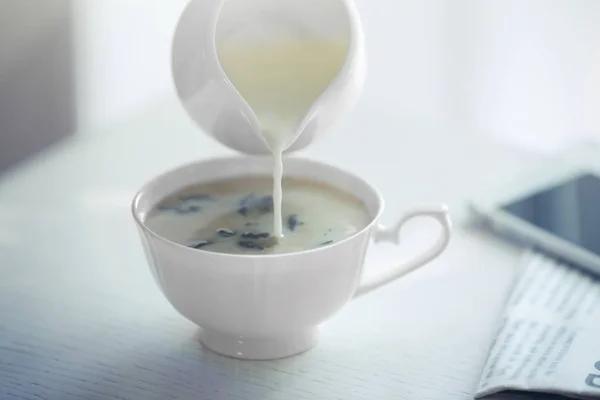 Menuang susu dalam teh — Stok Foto