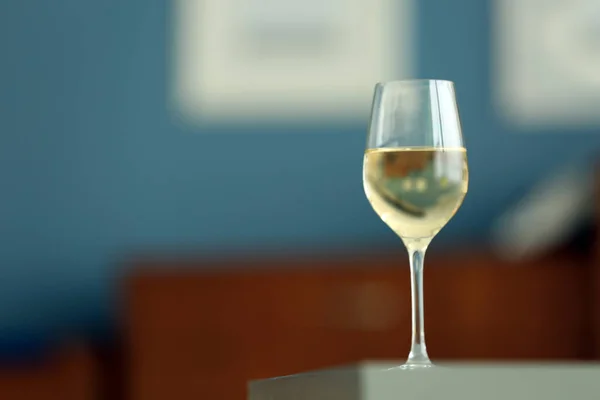Verre avec vin blanc — Photo