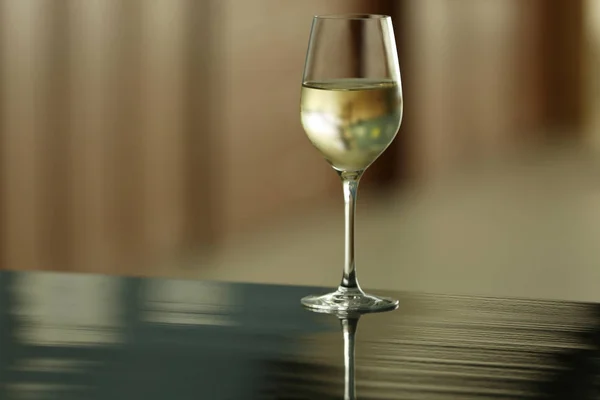 Verre avec vin blanc — Photo