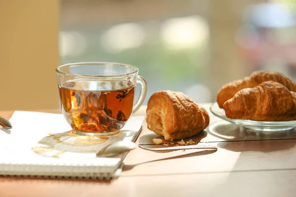 Taza de té con croissants —  Fotos de Stock