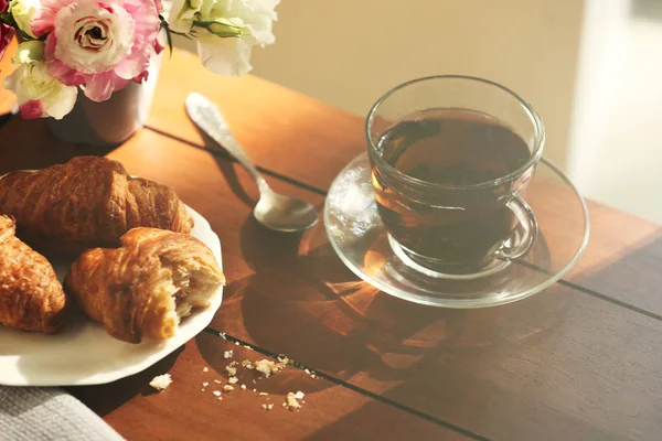 Kruvasan ile çay — Stok fotoğraf