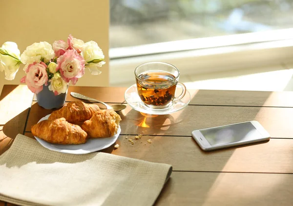 Šálek čaje s croissanty — Stock fotografie