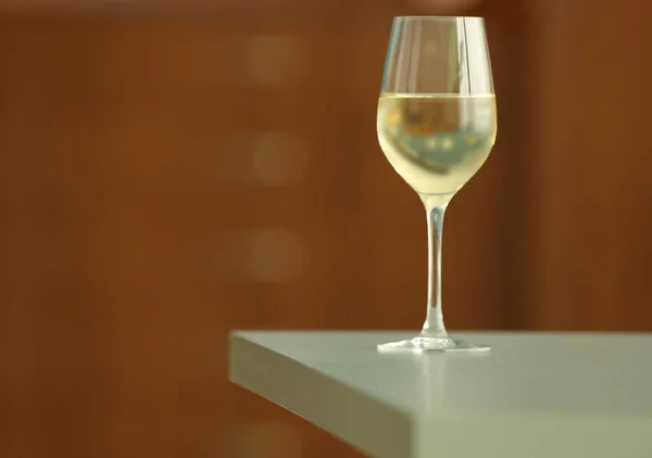 Verre avec vin blanc — Photo