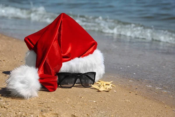 Chapéu de Santa com estrelas do mar e óculos de sol — Fotografia de Stock