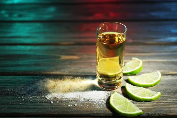 Gold tequila shot with lime — Stock Photo, Image