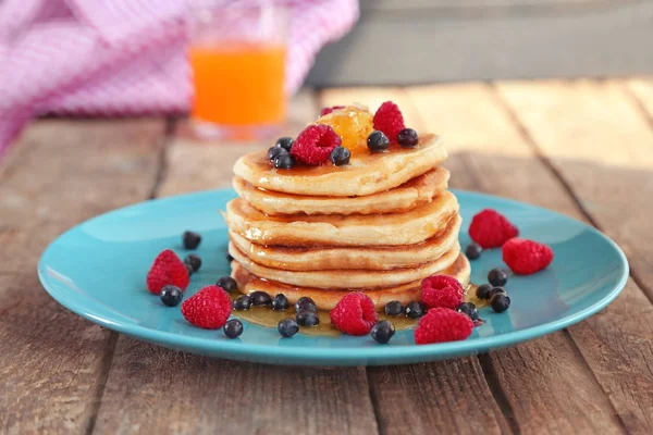 Tasty pancakes with berries — Stock Photo, Image