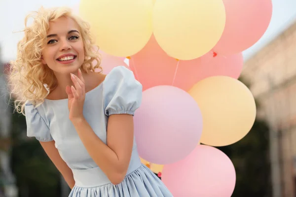 Woman holding air balloons — Stock Photo, Image