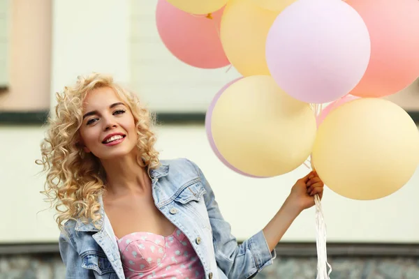 Mujer sosteniendo globos de aire — Foto de Stock