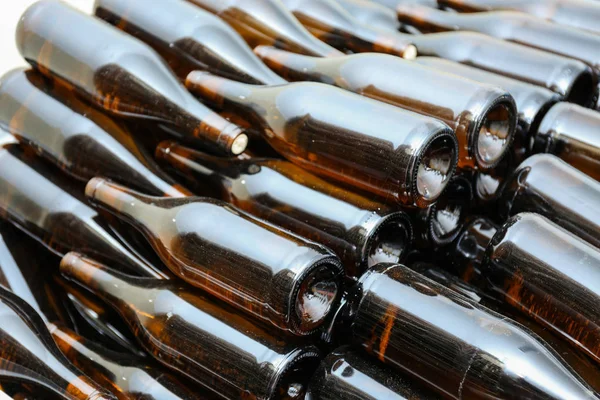 Бутылки с вином в подвале — стоковое фото