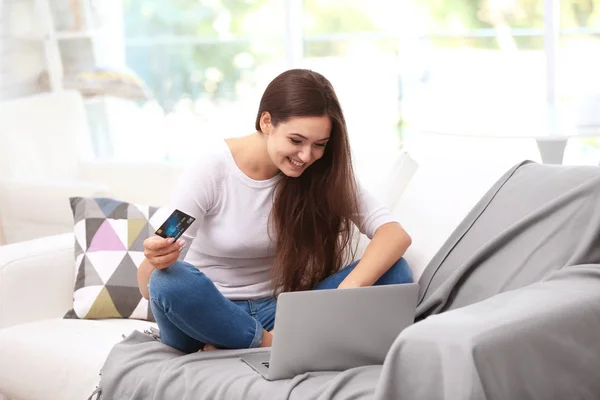 Jovem mulher fazendo compras online — Fotografia de Stock