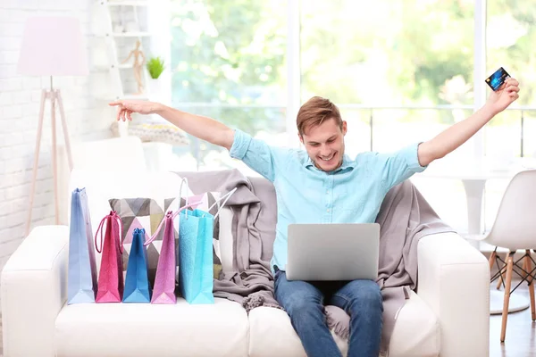 Lycklig man gör online shopping — Stockfoto