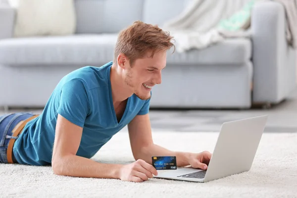 Hombre joven haciendo compras en línea — Foto de Stock