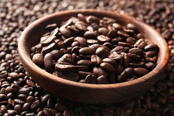 Wooden bowl with coffee beans, close up view — Stock Photo, Image