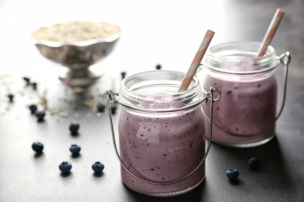 Frascos de albañil con sabroso batido — Foto de Stock