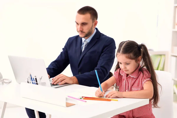 Figlia Aiutare Padre Lavorare Ufficio — Foto Stock