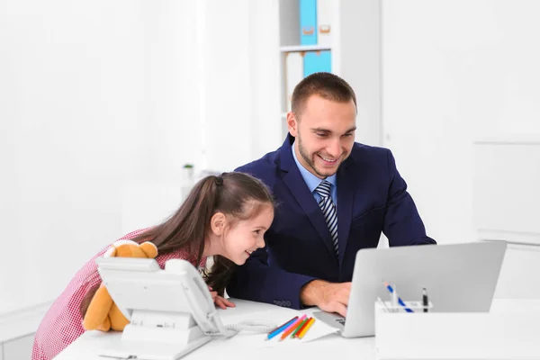 Dotter att hjälpa far arbetar — Stockfoto