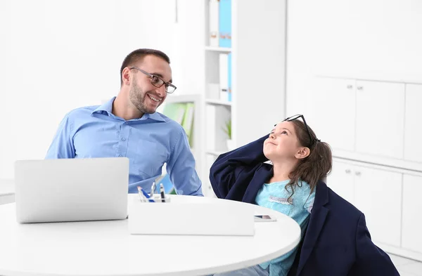 Daughter helping father working — Stock Photo, Image