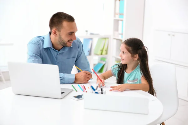 Dotter att hjälpa far arbetar — Stockfoto